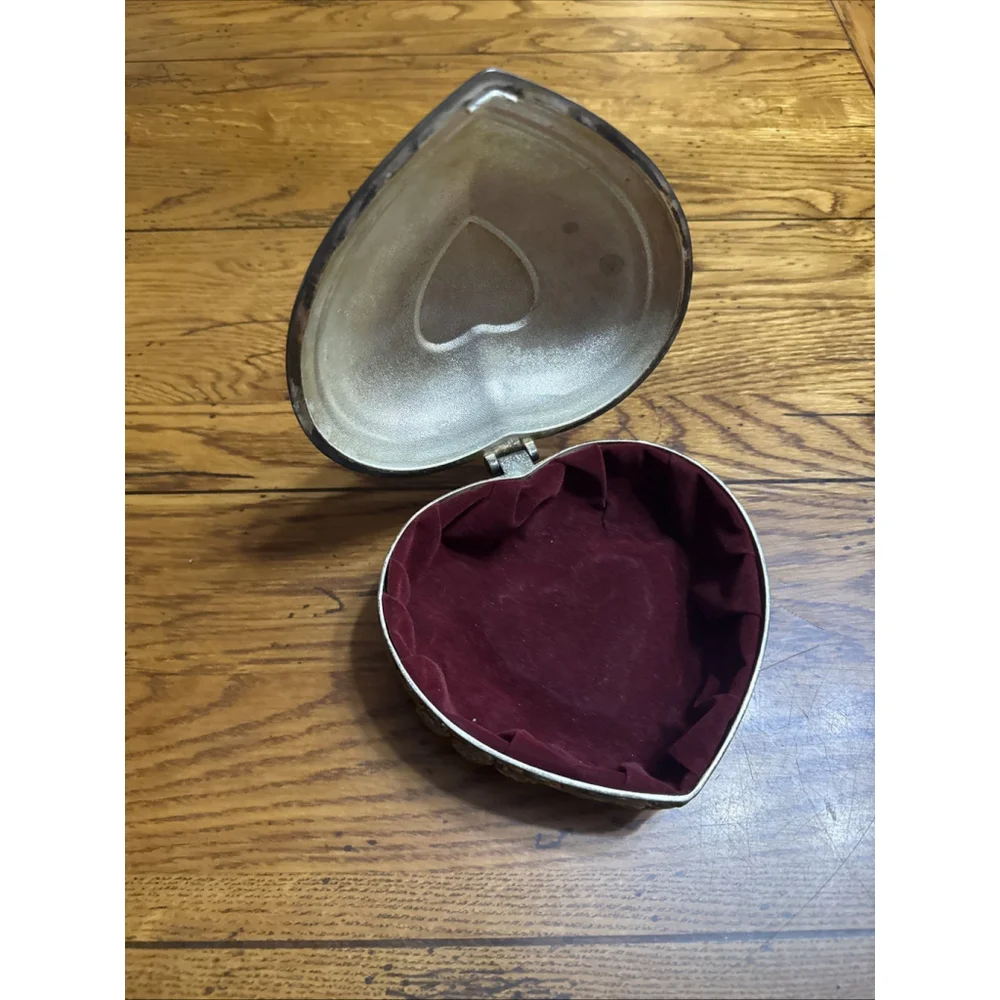 Vtg Lg Silver Plated Ornate Heart Shaped Velvet Lined Jewelry/Trinket￼ Box ￼￼ ￼